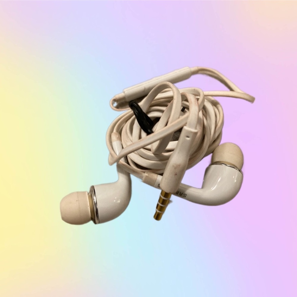 CLEARANCE - FINAL PRICE: Unused Samsung Earphones for mobile phone - Electronics